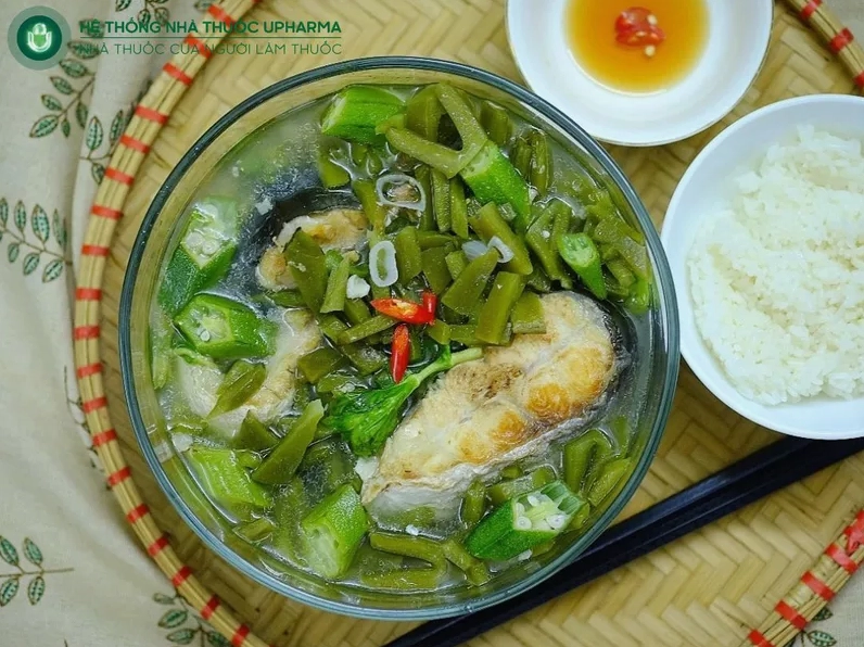 Canh xương rồng nấu cá lóc với màu xanh dịu của thân cây trong món ăn dân dã