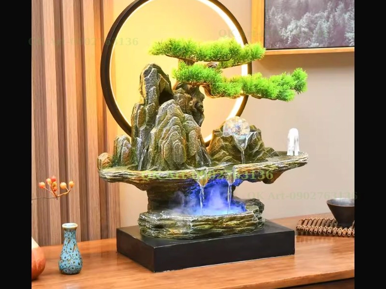 Cây lồng mức phối cùng tiểu cảnh đài phun nước mini, lá xanh nổi bật bên mặt nước trong
