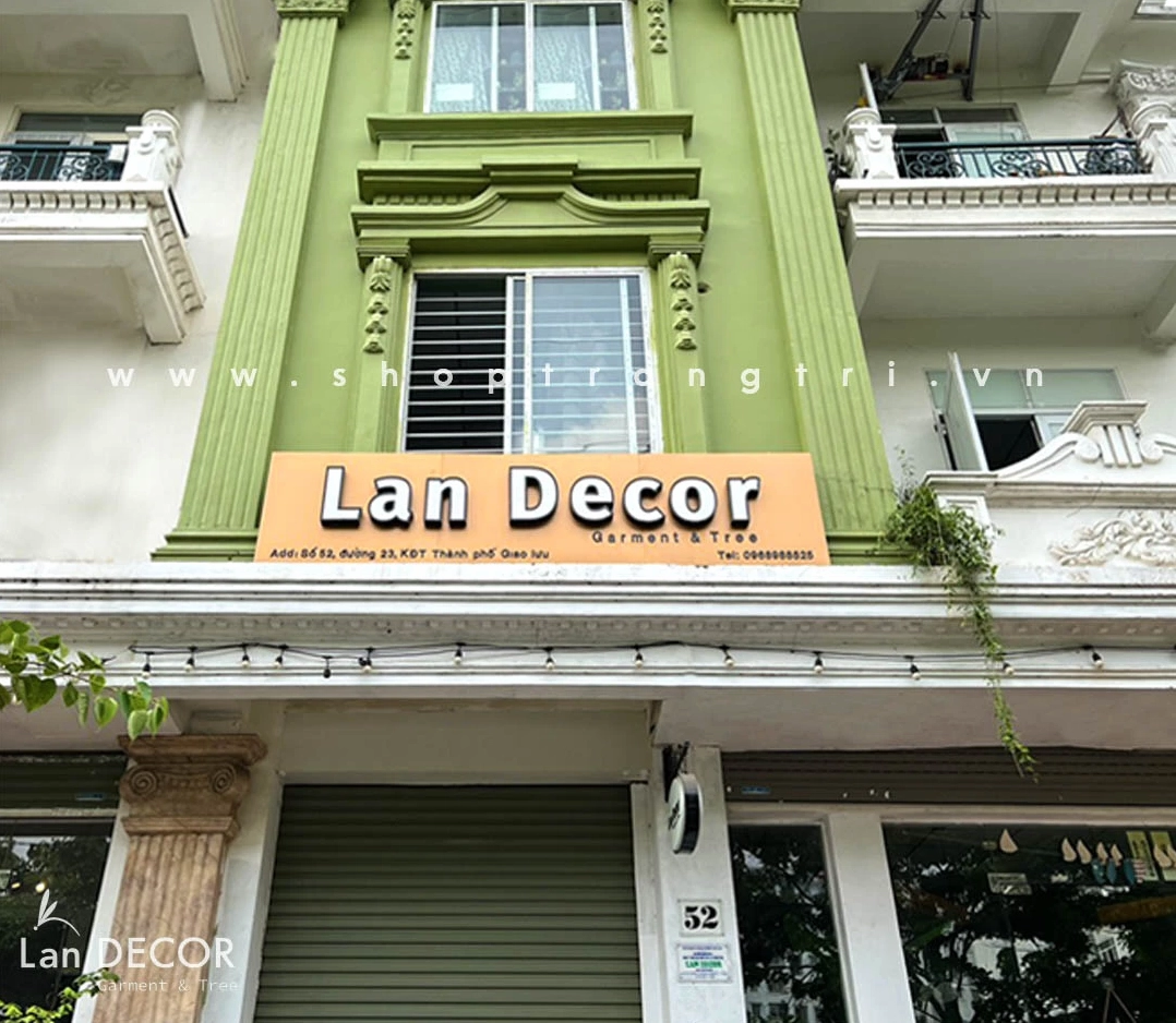 Cây phong giả trang trí được đặt trong bối cảnh decor tạo vẻ đẹp ấm áp