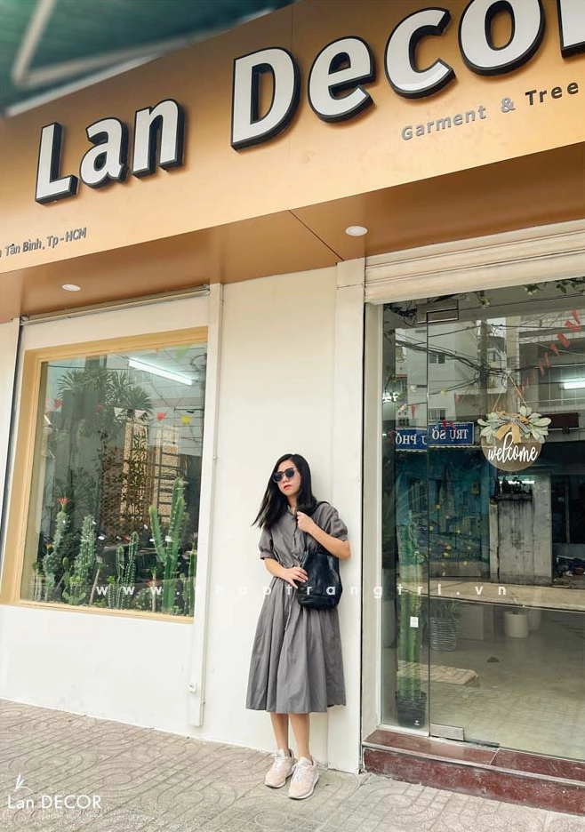 Cây phong giả trang trí với tán lá đỏ cam làm sáng góc nội thất hiện đại