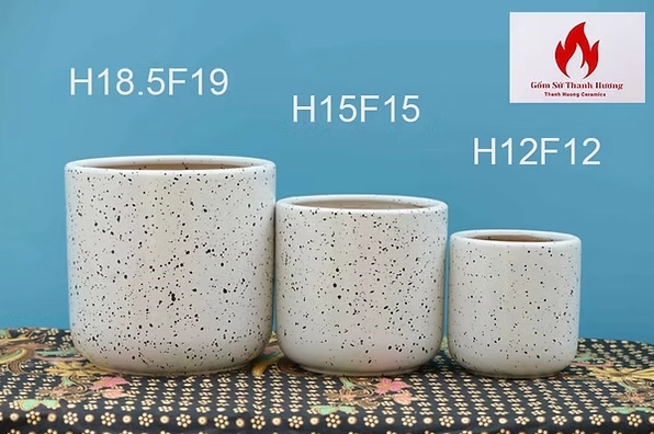 Chậu cây mini men phun với dáng nhỏ gọn và bề mặt chậu dịu màu trong không gian trang trí tinh tế