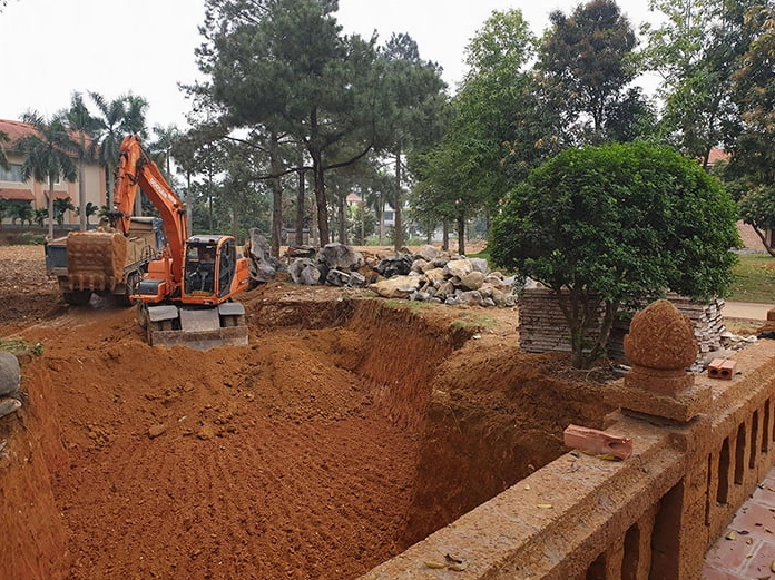 Công đoạn đào đất tạo dáng hồ cá Koi ngoài trời trước khi hoàn thiện cảnh quan