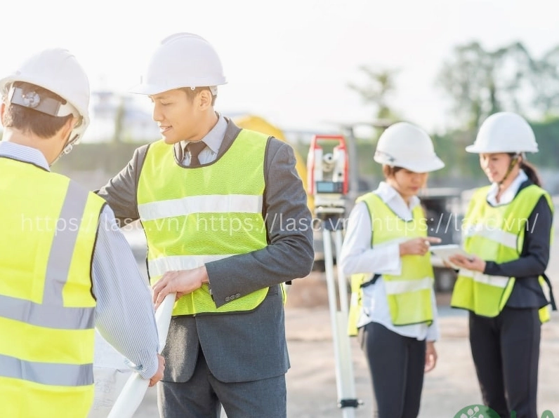 Công trình thi công tiểu cảnh với cây xanh đá trang trí và bố cục cảnh quan hài hòa