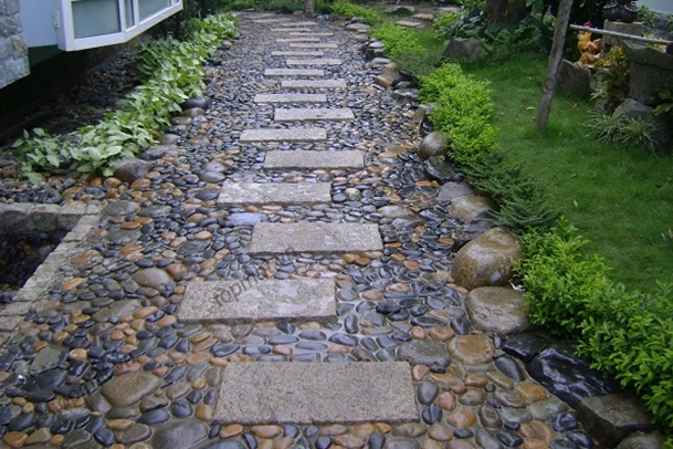 Đá cuội rải sân đẹp với bề mặt sáng và đều tạo cảm giác như một khoảng sân nghỉ dưỡng yên bình