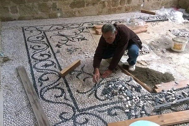 Đá sỏi trang trí sân vườn mang vẻ tự nhiên cho lối đi và bồn cây