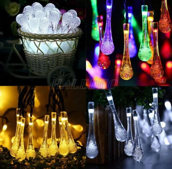 Dây đèn giọt nước nhiều màu ánh sáng rủ nhẹ trên cành cây