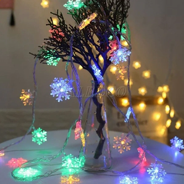 Dây LED bông tuyết nhiều màu ánh sáng treo trên cây ngoài trời