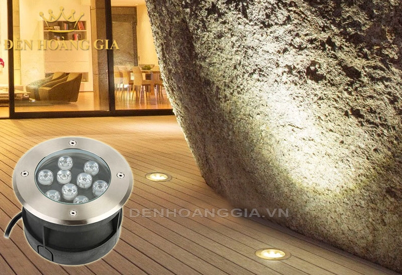 Đèn led âm sàn gỗ hình tròn nhỏ gọn tạo điểm sáng tinh tế trên mặt sàn