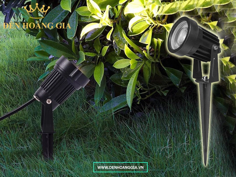 Đèn led cắm cỏ trang trí sân vườn nhỏ gọn trên nền cây xanh