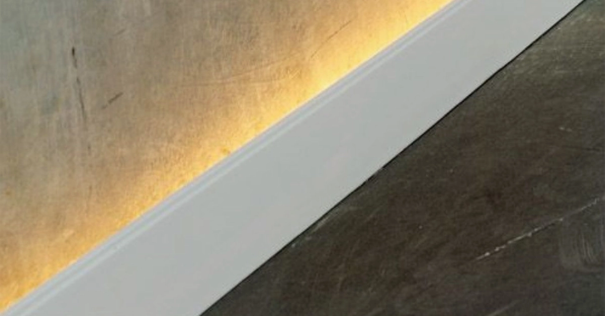 Đèn LED chiếu hắt chân tường tạo lớp sáng vàng mềm mại ngoài sân