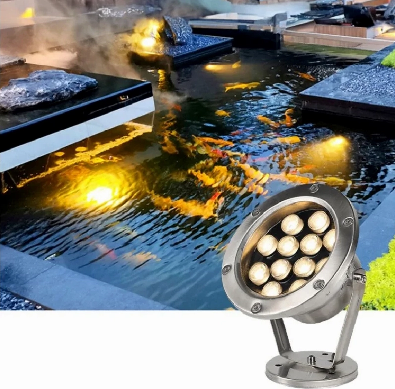 Đèn LED rọi sân vườn gần hồ cá tạo ánh sáng phản chiếu trên mặt nước