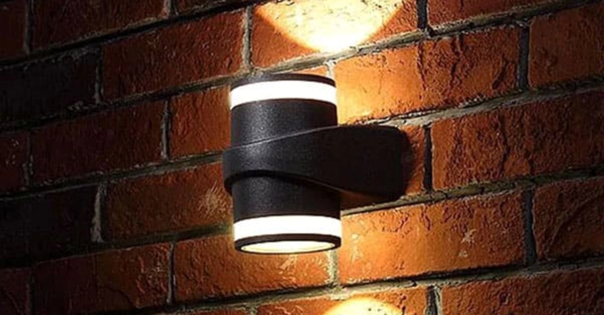 Đèn LED spotlight rọi điểm nhấn lên vách tường ngoài trời