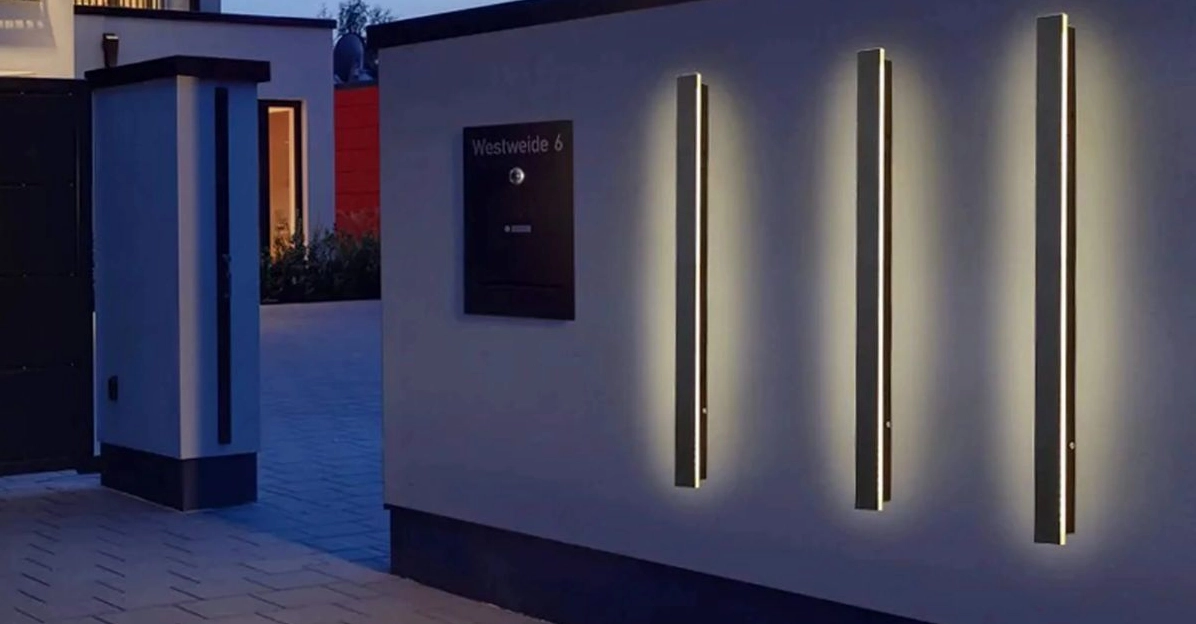 Đèn LED thanh ngoài trời tạo đường sáng gọn gàng trên vách trang trí