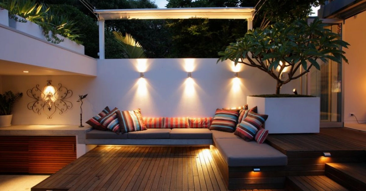 Đèn LED treo tường ngoài trời tỏa sáng ấm áp bên vách trang trí