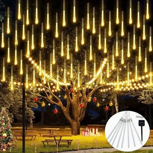 Đèn treo cây hiệu ứng sao băng buông vệt sáng dài qua tán lá xanh