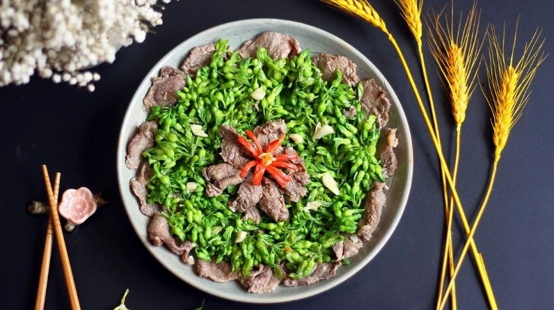 Đĩa hoa thiên lý xào thịt bò với sắc xanh non xen lẫn miếng thịt mềm trông đầy hấp dẫn