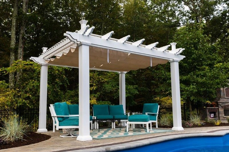 Giàn hoa pergola trong sân vườn tạo bóng mát cho lối đi và góc nghỉ ngơi