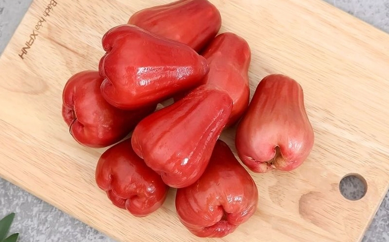 Giống mận An Phước với quả đỏ bóng và hình dáng mọng nước