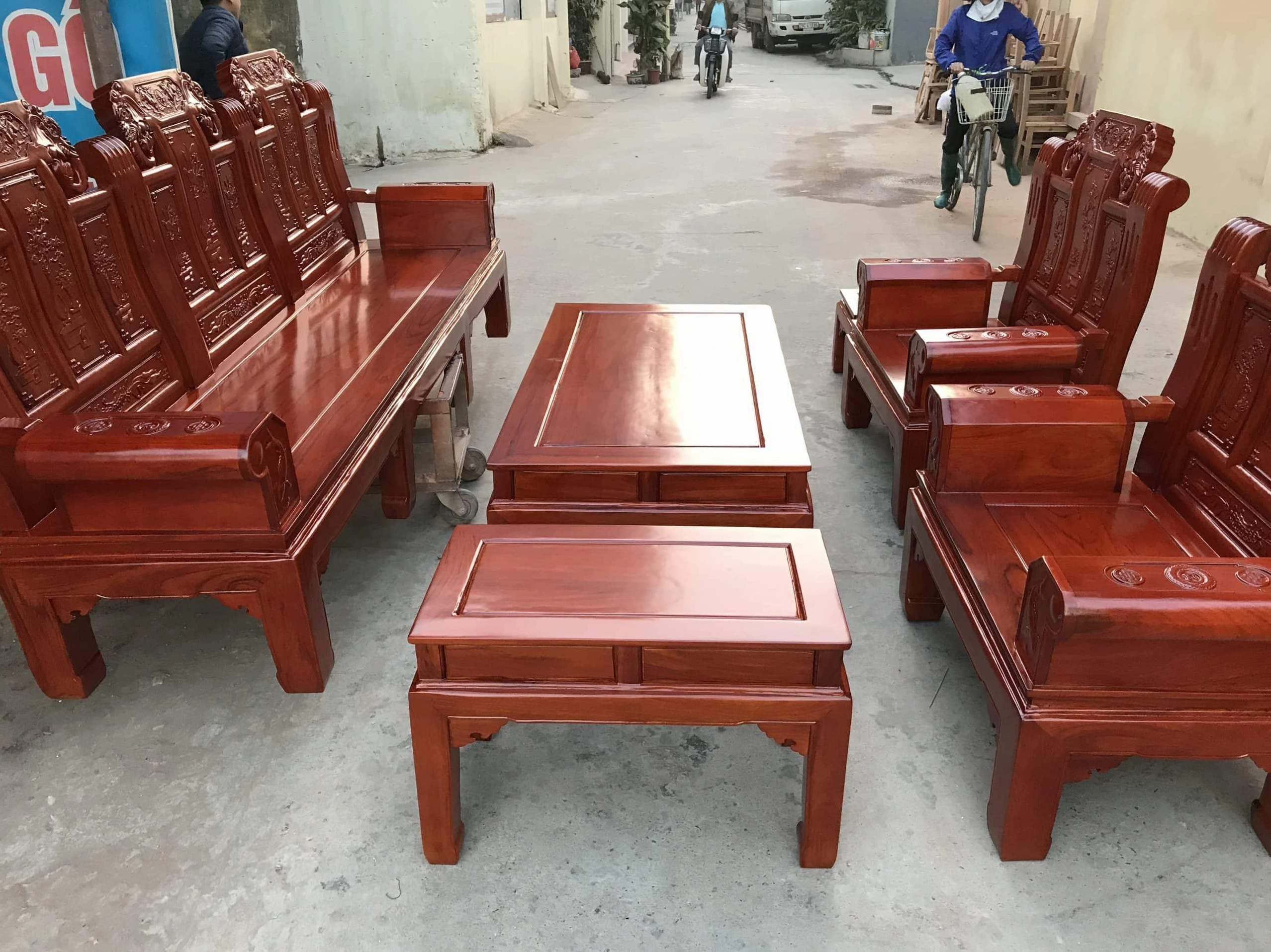 Gỗ Lim được dùng làm bàn ghế với bề mặt chắc chắn và vân gỗ nổi bật