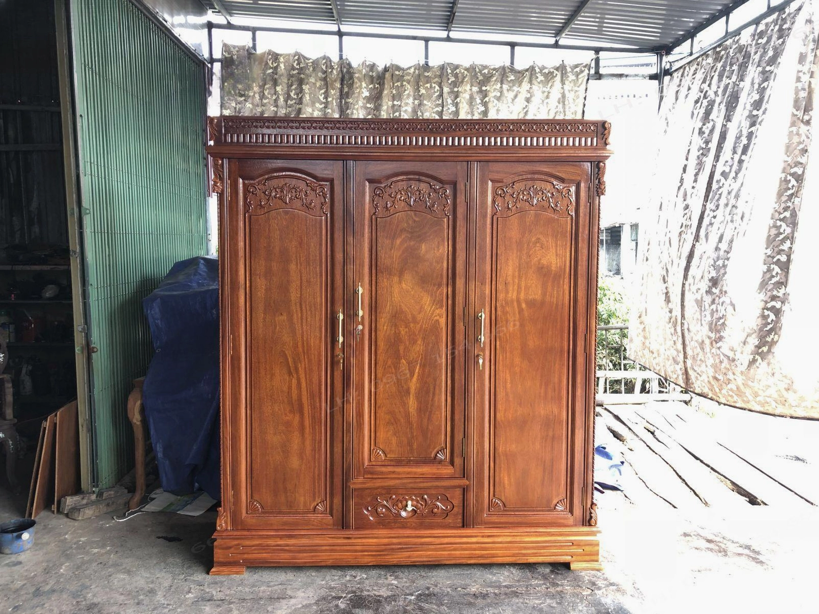 Gỗ Lim được ứng dụng trong tủ quần áo với màu gỗ ấm và bề mặt bền đẹp