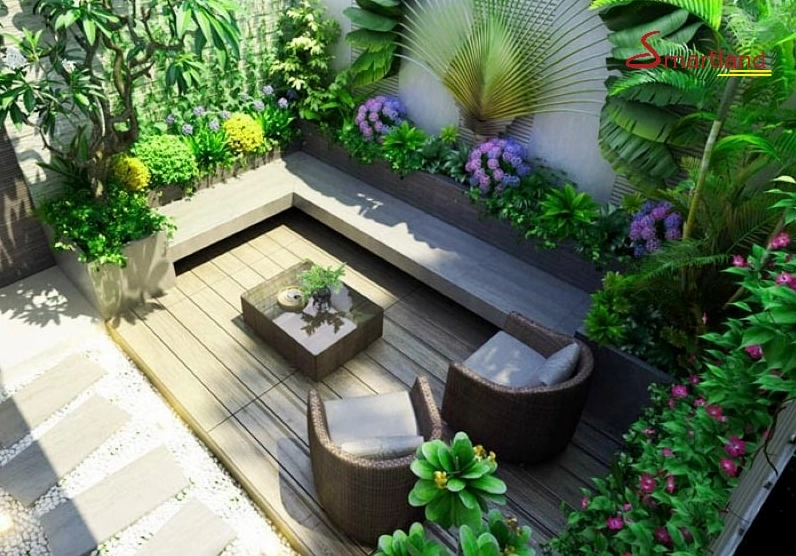 Góc sân vườn đơn giản với mảng cây xanh tươi tạo cảm giác mát lành
