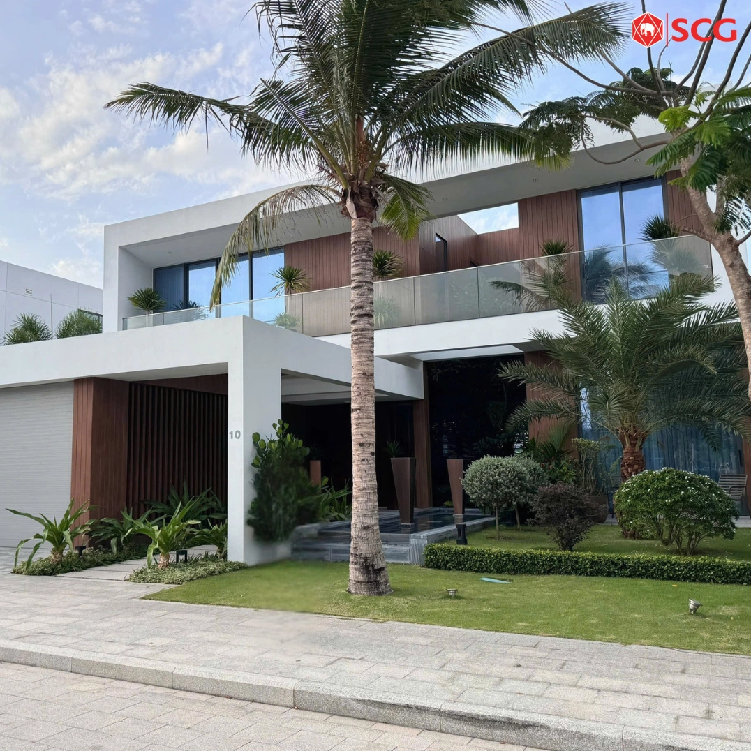 Góc trang trí vách tường ngoài sân tạo nền đẹp cho cây xanh và lối đi