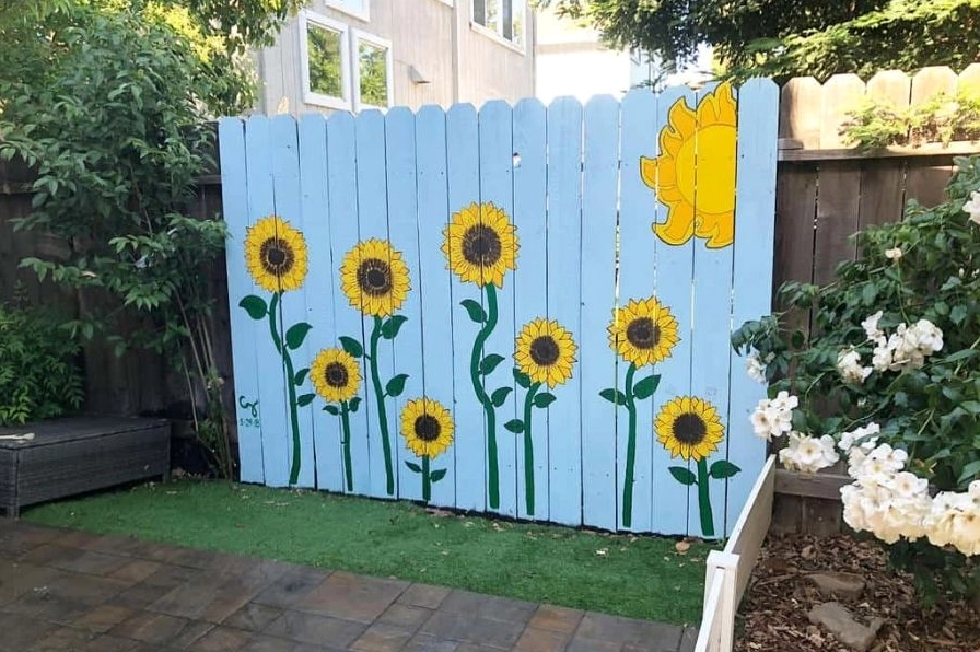 Hàng rào gỗ pallet đẹp làm nền cho sân vườn và các mảng cây xanh