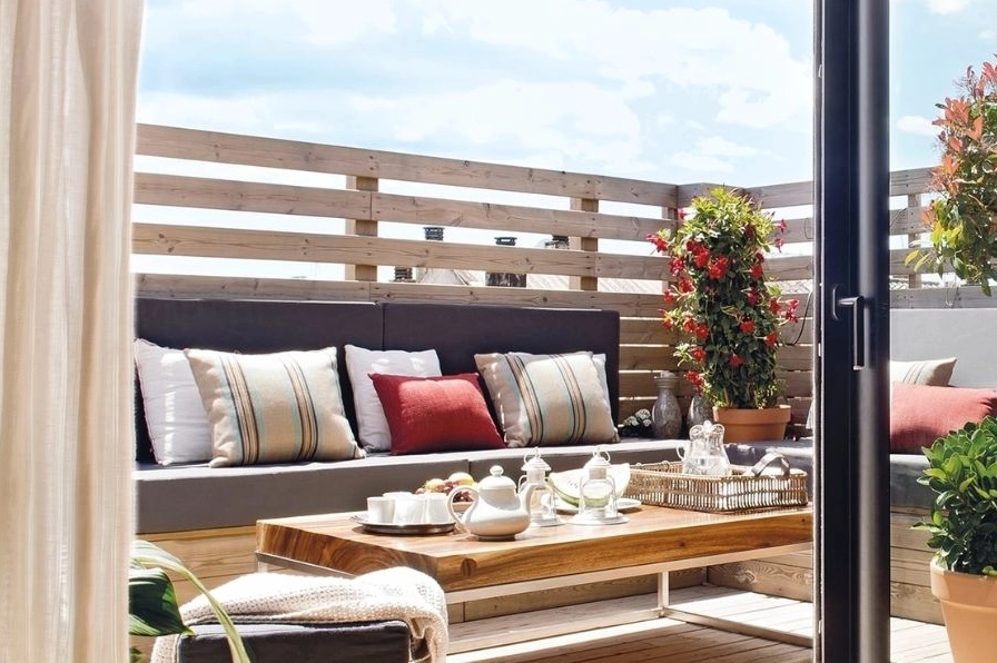 Hàng rào gỗ pallet trang trí sân thượng kết hợp không gian cây xanh ngoài trời