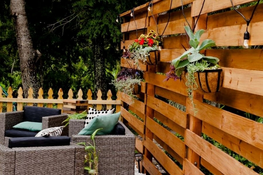 Hàng rào pallet gỗ đẹp mắt tạo điểm nhấn tự nhiên cho khu vườn