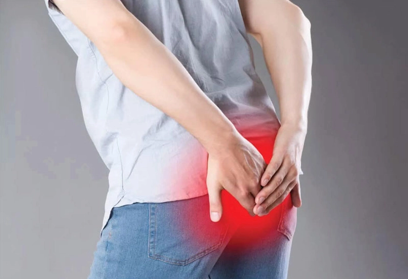 Hình ảnh cây hòe hoa ở góc nhìn thứ hai làm nổi bật cành lá và nụ hoa mềm mại trong tự nhiên