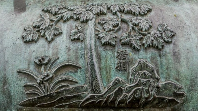 Hình ảnh cây ngô đồng được khắc trên Nhân đỉnh thể hiện vị thế đặc biệt trong văn hóa Huế