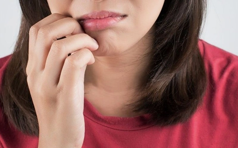 Hình ảnh quả bách xù đi kèm cảnh báo về nguy cơ dị ứng và ngộ độc nếu sử dụng không phù hợp