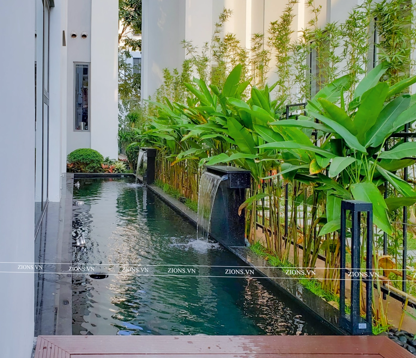 Hồ cá koi trong sân vườn nhà cấp 4 nổi bật giữa không gian cây xanh