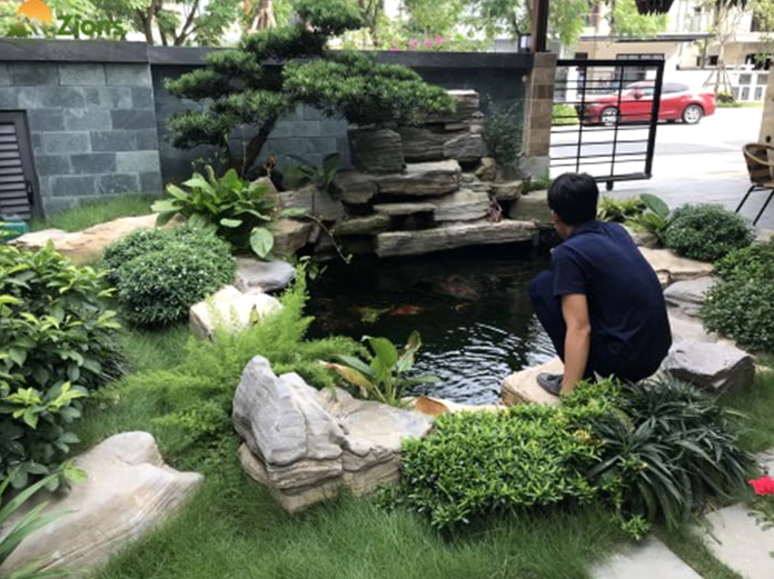 Hồ cá Koi trước nhà biệt thự Gamuda với cảnh quan xanh và mặt nước nổi bật