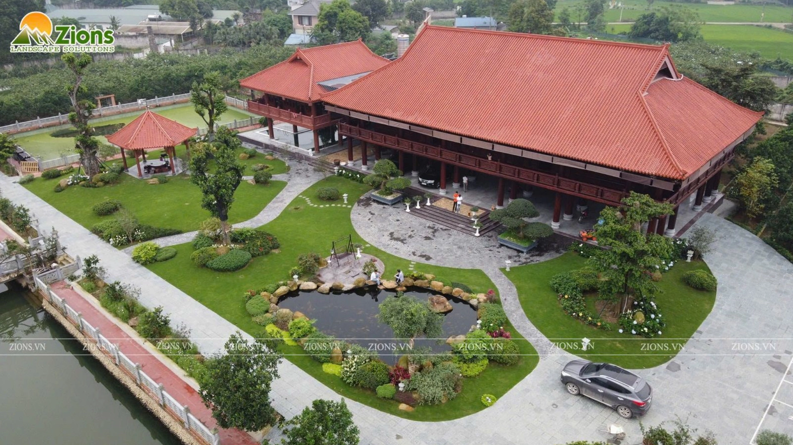 Hồ cá Koi trước nhà trong khuôn viên sân vườn rộng tại Thái Nguyên