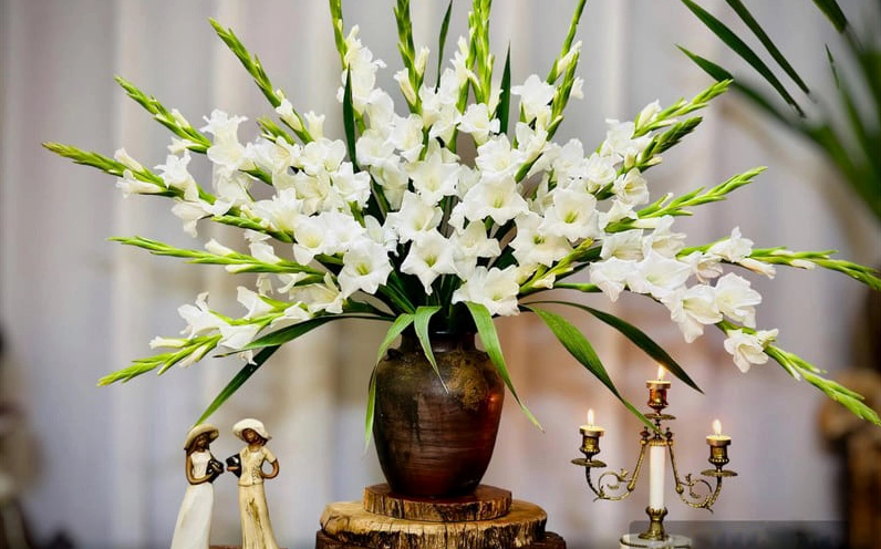 Hoa huệ trắng được cắm trên bàn thờ với bố cục cân đối tạo cảm giác trang nghiêm và sạch sẽ