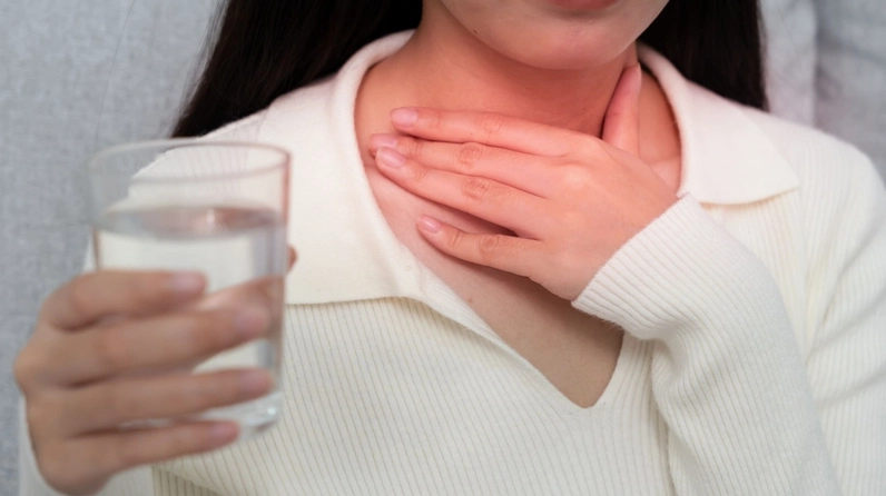 Hoa và quả dành dành được mô tả có khả năng hỗ trợ làm dịu viêm họng và viêm nhiễm nhẹ
