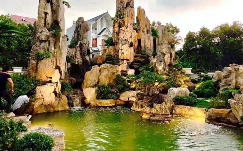 Hòn non bộ cho người mệnh Kim với dáng đá sáng màu và bố cục chắc chắn thanh thoát