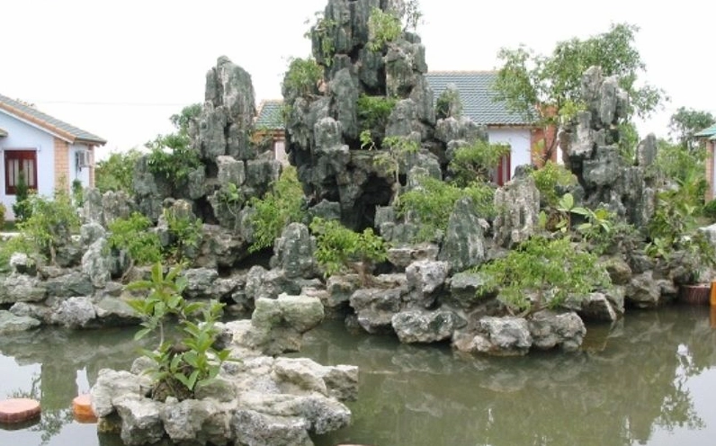 Hòn non bộ cho người mệnh Thổ với khối đá chắc khỏe và sắc đất trầm ấm