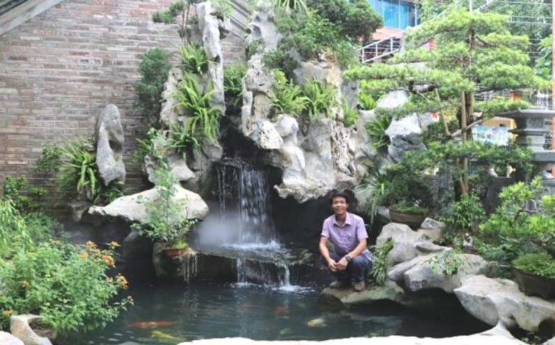 Hòn non bộ cho người mệnh Thủy với yếu tố nước gợi dòng chảy mềm mại và mát lành