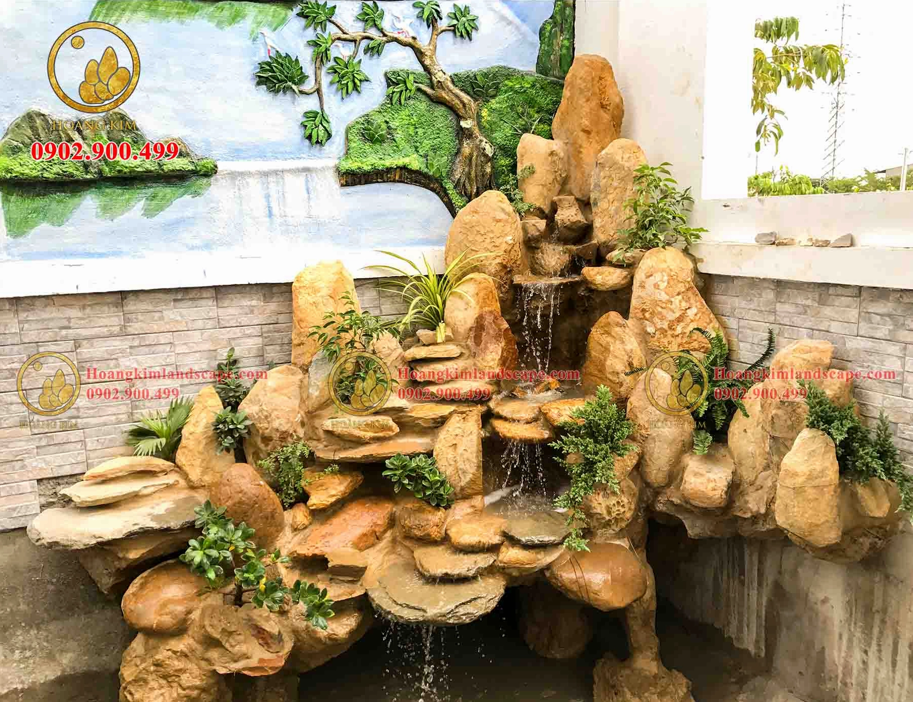 Hòn non bộ cho nhà hàng sân vườn với bố cục cây cối và nước non tự nhiên