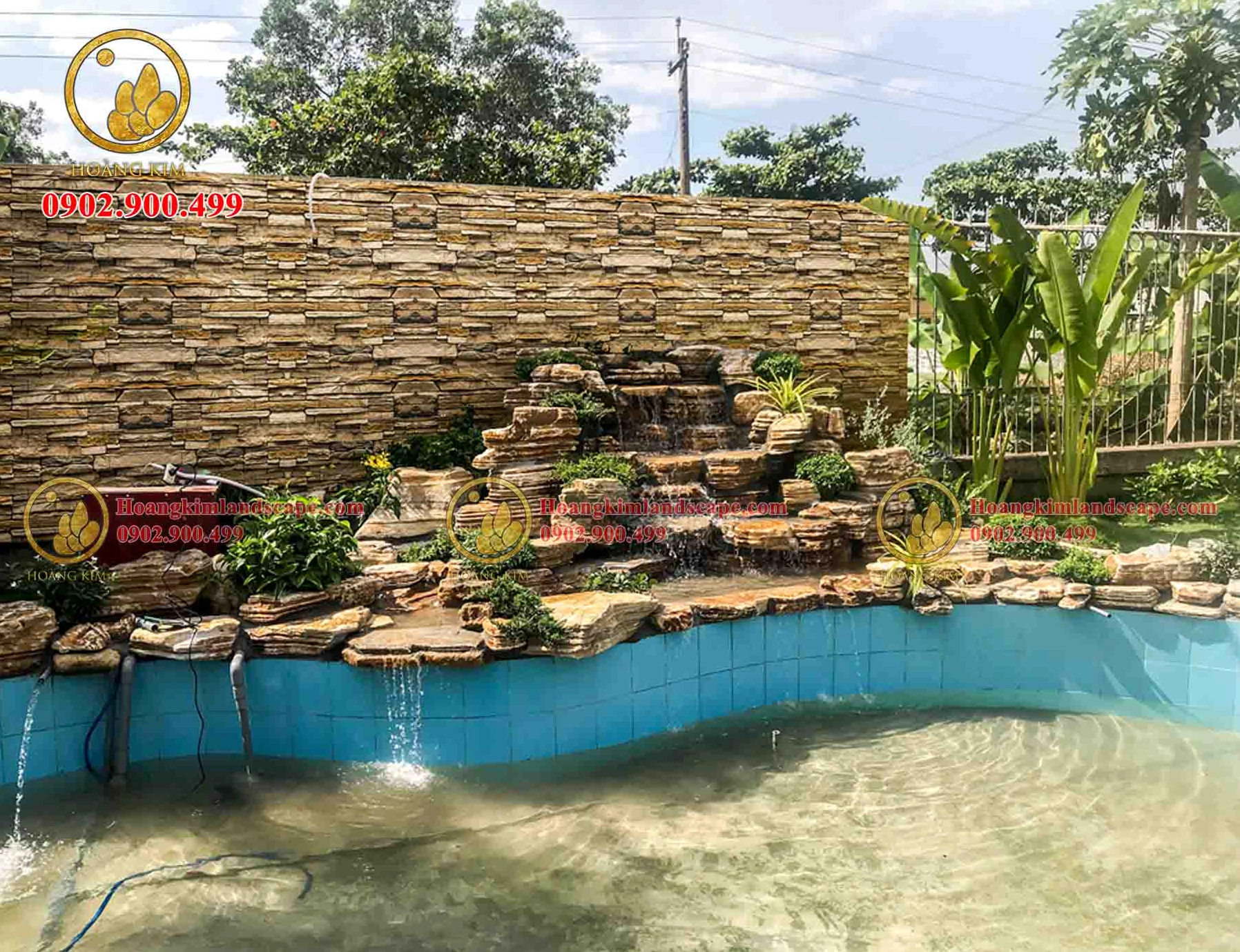 Hòn non bộ có cây xanh nước non và mây gió tạo nên khung cảnh sơn thủy mềm mại