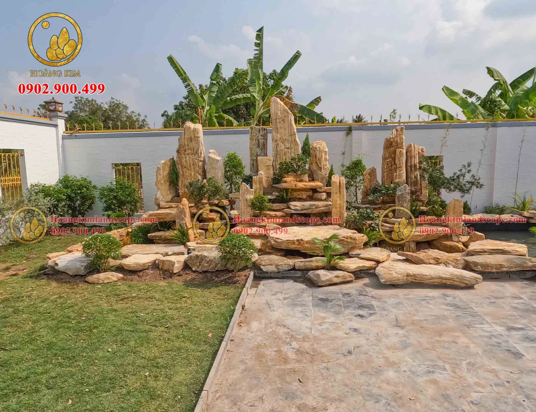 Hòn non bộ phong thủy cho biệt thự nghỉ dưỡng với dáng núi vững và cây xanh trang nhã