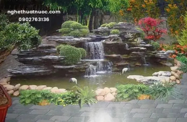 Hòn non bộ thác nước đẹp mang cảm giác mát lành, thích hợp làm nền cho cây bonsai lá nhỏ