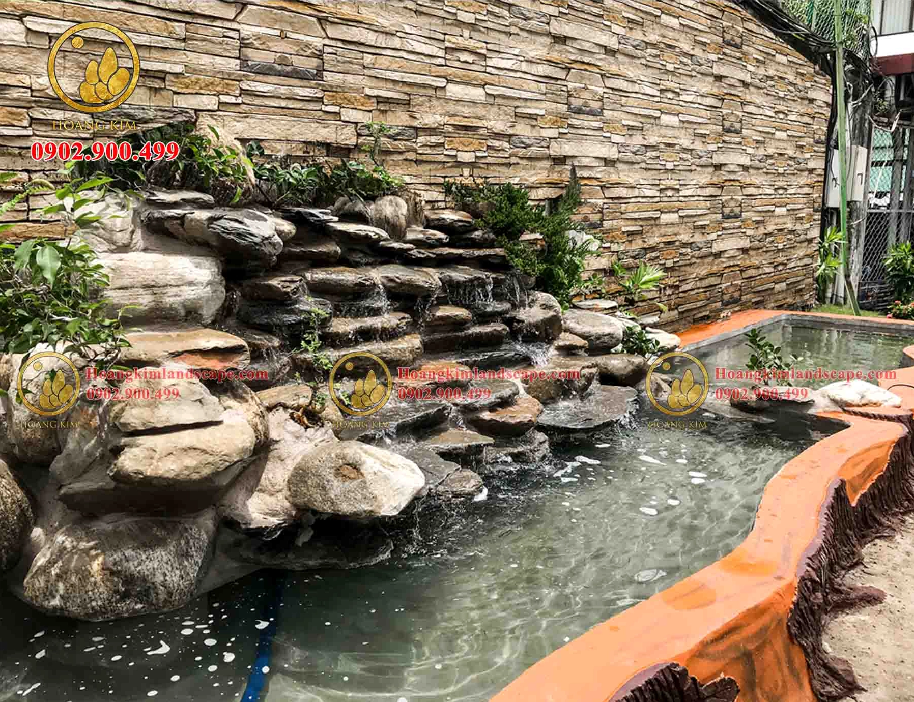 Khe rãnh trên đá hòn non bộ được tạo hình để dòng nước chảy tự nhiên hơn