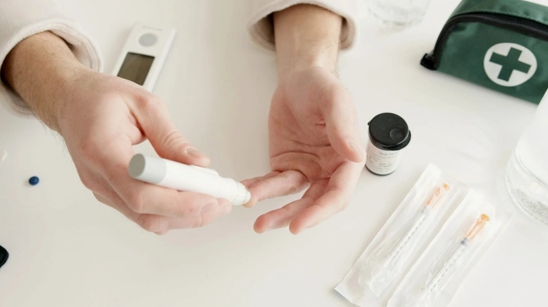 Khóm Xuyến Chi xanh tốt mang vẻ đẹp của một loài thảo dược mọc hoang giàu sức sống