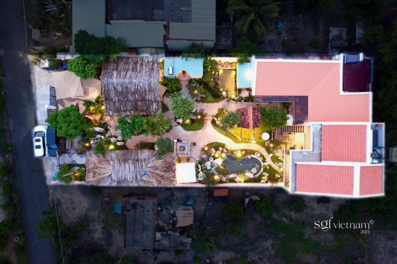 Không gian quán cafe sân vườn Hồ Cốc Coffee Safari phủ xanh bằng cây nhiệt đới và lối đi mềm mại
