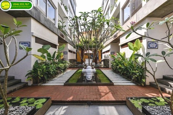 Không gian sân vườn có tiểu cảnh đẹp với cây xanh, đá và điểm nhấn tự nhiên