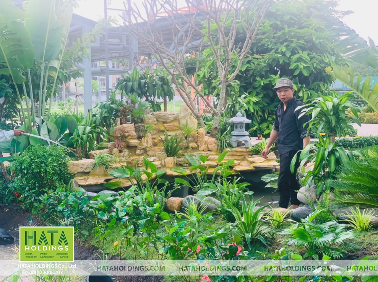 Không gian sân vườn gợi ý giá thi công cảnh quan với mảng xanh và vật liệu hoàn thiện