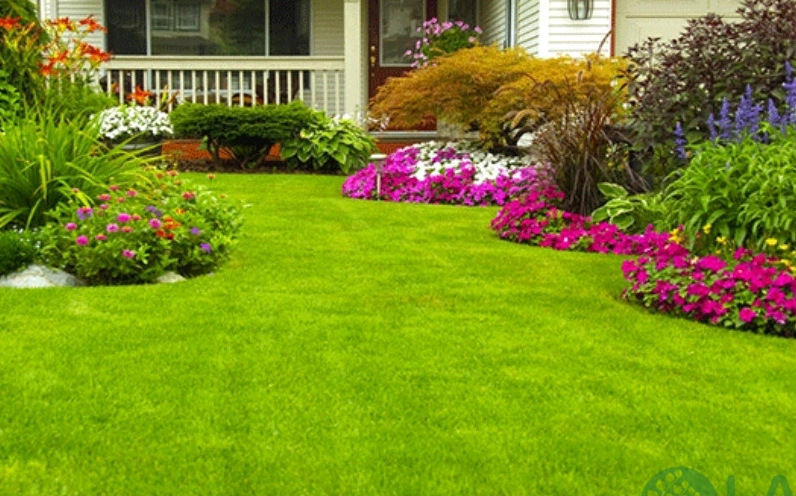 Không gian sân vườn phủ cỏ nhân tạo xanh mát phù hợp làm nơi nghỉ ngơi ngoài trời
